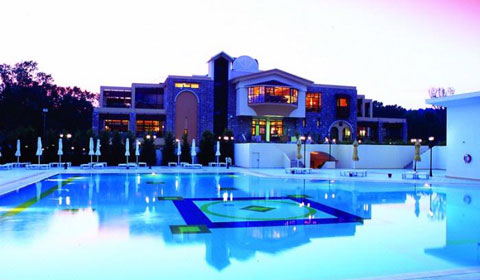 Късно лято в Гърция! 5 нощувки + закуски + вечери в Хотел Simantro Beach 4*, Халкидики през Август и Септември!