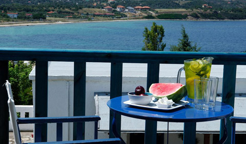 През Май и Юни в хотел Agionissi 4*, о. Амуляни, Гърция! 3 нощувки + закуски на специална цена