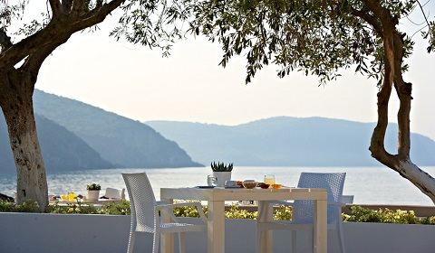 Почивка в Гърция през м.Юни и м.Юли! 5 нощувки със закуски и вечери в Lichnos Beach Hotel & Suites 4*, Парга!