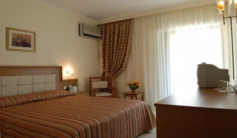 3 нощувки със закуски и вечери в хотел Porfi Beach 3*, Халкидики през м.Май !
