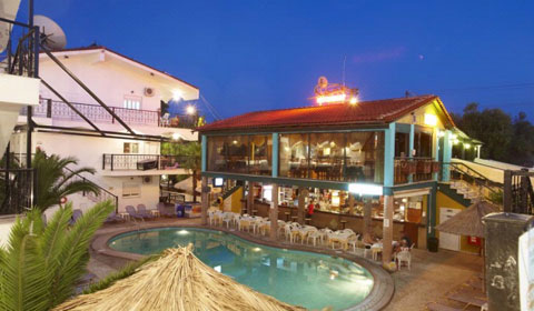 На море в Гърция през м.Юни! 3 нощувки със закуски и вечери в хотел Hanioti Grand Victoria 3*, Халкидики!