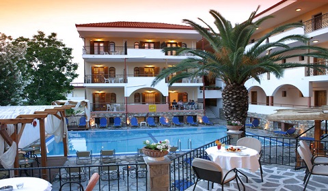 През Май и Юни: 3 нощувки със закуски в хотел Calypso 2*, Халкидики, Гърция!