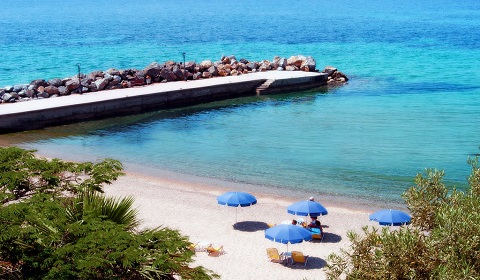 Ранни резервации: 5 нощувки със закуски и вечери в хотел Loutra Beach 3*, Халкидики, Гърция през Май!