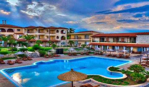 3 нощувки със закуски в луксозния Blue Bay Hotel 4*, Халкидики, Гърция през Април и Май!