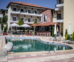 През Септември: 3 нощувки със закуски и вечери в Ilios Hotel 3*, Халкидики, Гърция!