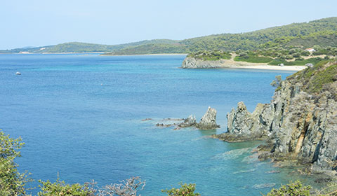 Last minute: 4 нощувки със закуски и вечери в хотел Azapiko Blue Sea 2*, Халкидики, Гърция през Септември!