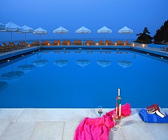 3 нощувки със закуски и вечери в хотел Makryammos Bungalows 4*, о.Тасос, Гърция през Септември и Октомври! Дете до 11.99г. - безплатно!