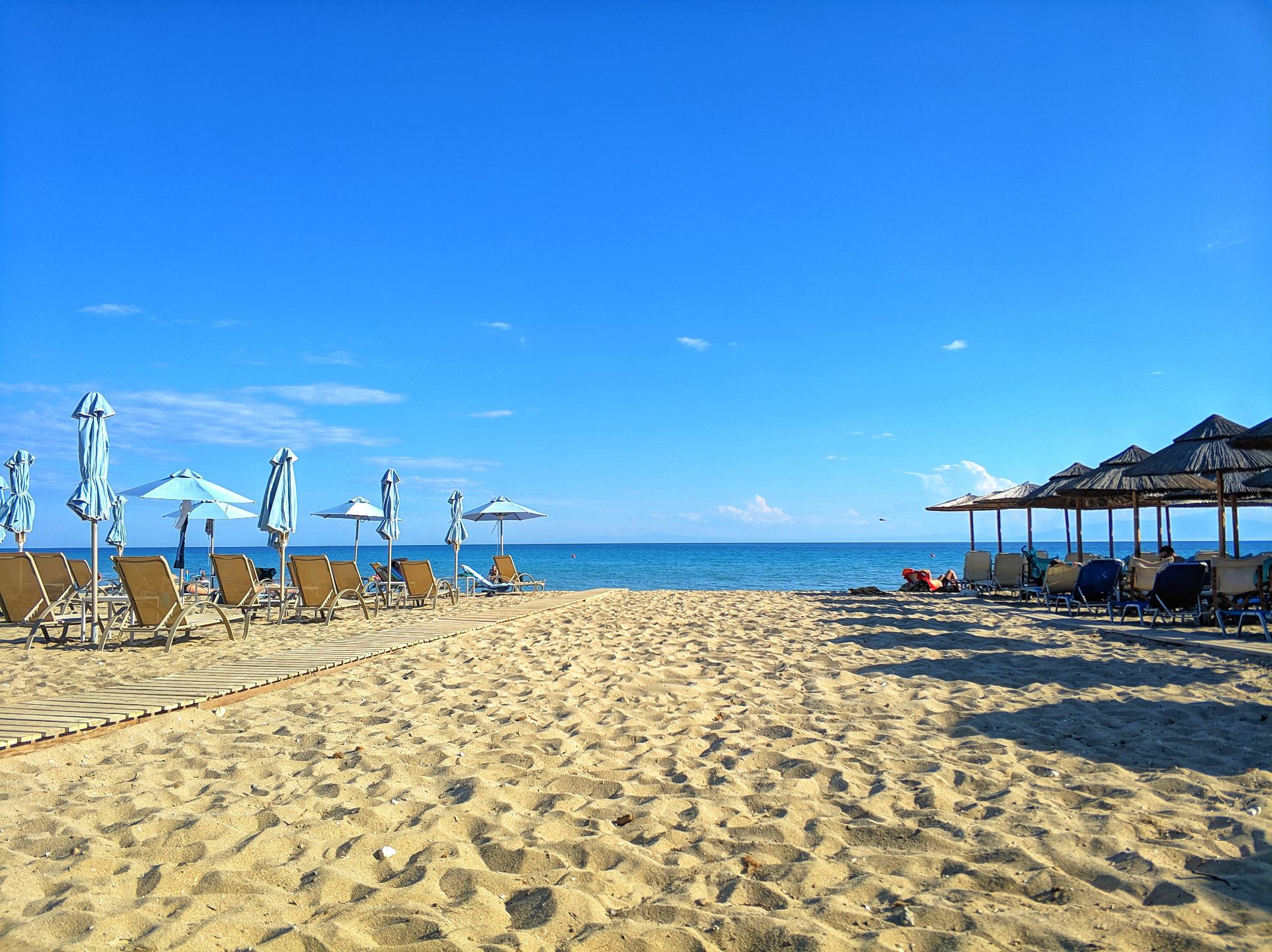 През Август и Септември: 3 нощувки със закуски и вечери в Aegean Blue Beach 4*, Неа Каликратия, Гърция!