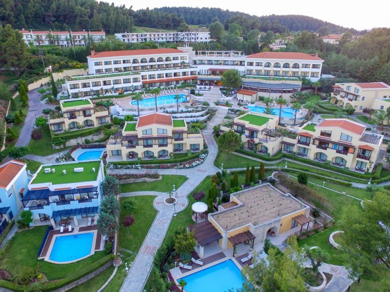 През Април и Май: 3 нощувки със закуски и вечери в Aegean Melathron Thalasso SPA 5*, Халкидики, Гърция!