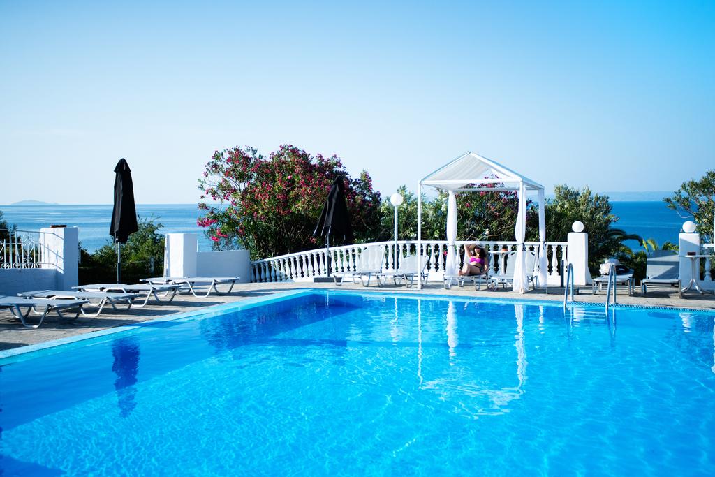 На море в Гърция през Август! 3 нощувки със закуски в хотел Bianco Olympico 3*, Халкидики!