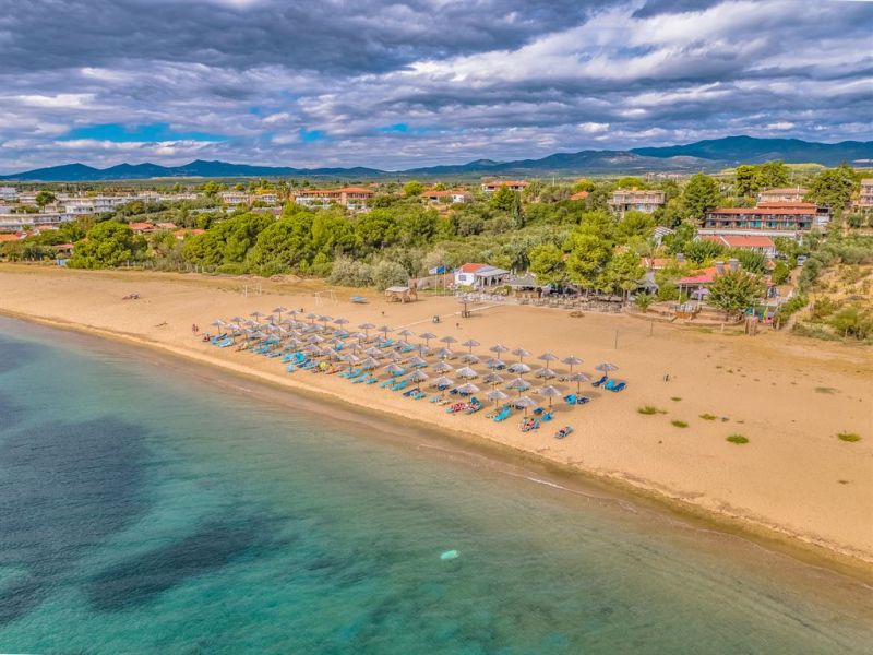 3 нощувки със закуски и вечери в хотел Coral Blue Beach 3*, Геракини, Халкидики през Май!
