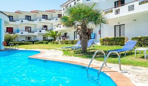 5 нощувки със закуски и вечери в Dolphin Beach Hotel 3*, Халкидики, Гърция през Юни! Дете до 14.99г. - безплатно!